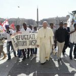 Satikties un uzklausīt svešinieku