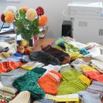 Ceļu uz Ukrainu sāk akcijā “Uzadi zeķes pāvestam!” tapušie rokdarbi