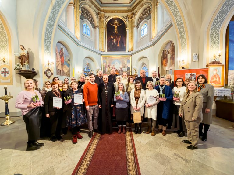 Caritas Latvija godināja brīvprātīgos par nenovērtējamo ieguldījumu žēlsirdības darbā.