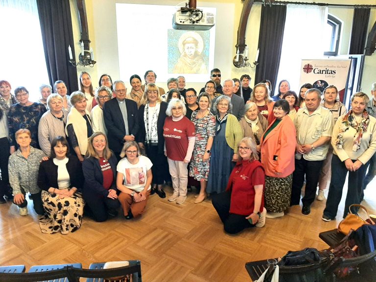 Kupli apmeklētā pasākumā Rīgā aizvadīta Svētā Asīzes Franciska jubilejas gada tikšanās.